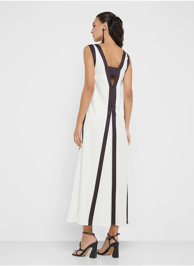 جينجر Monochrome Plunge Neck Satin Dress