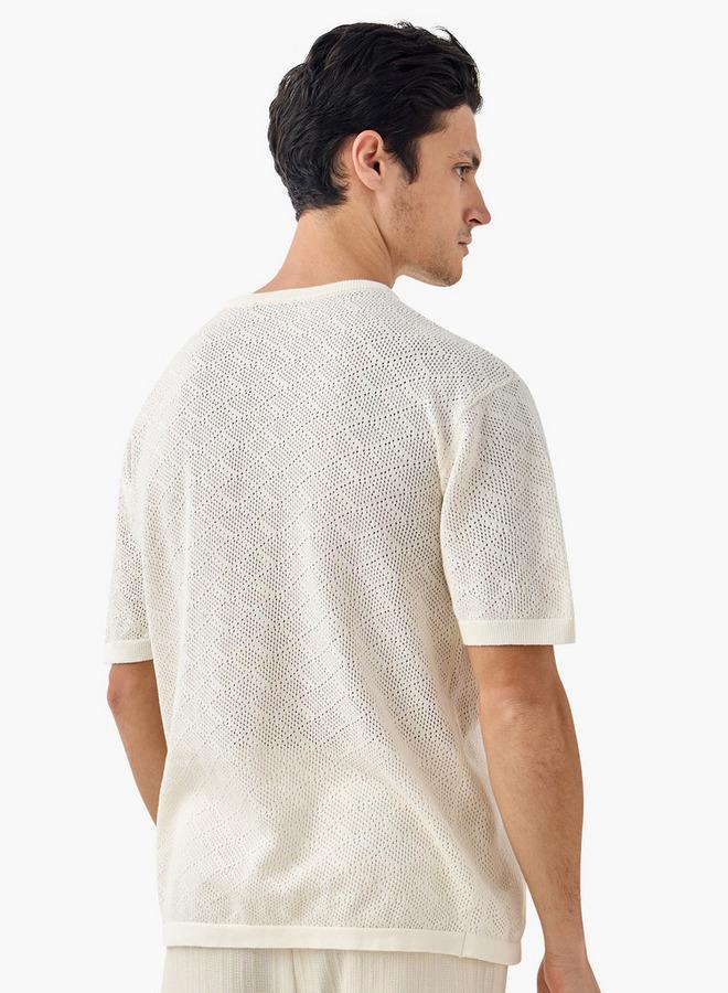 ايكونيك تيشيرت أيقوني بنقشة بارزة وأكمام قصيرة - Image 3