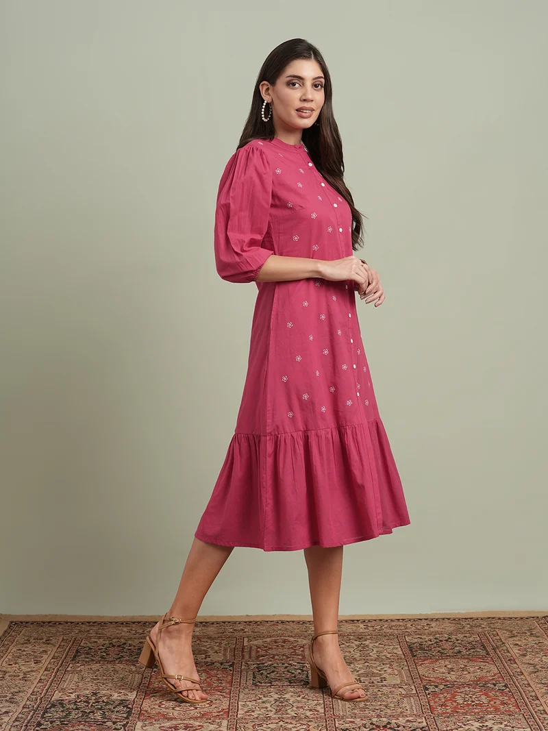 جلو باص فستان ميدي نسائي مورد بياقة مستديرة وأكمام منتفخة وحافة مكشكشة مطرز بالزهور