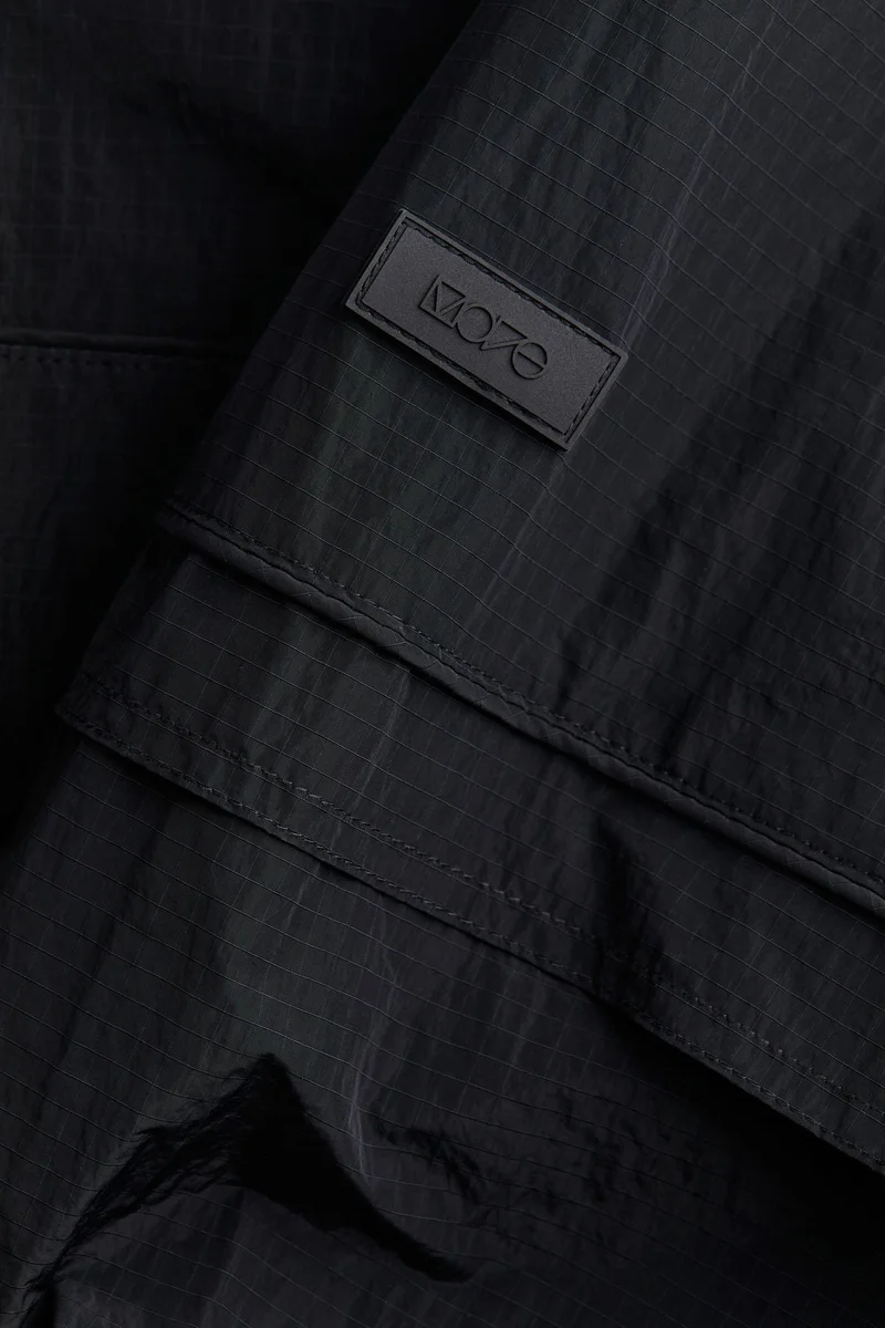 اتش اند ام معطف أنوراك من النايلون بقصّة واسعة