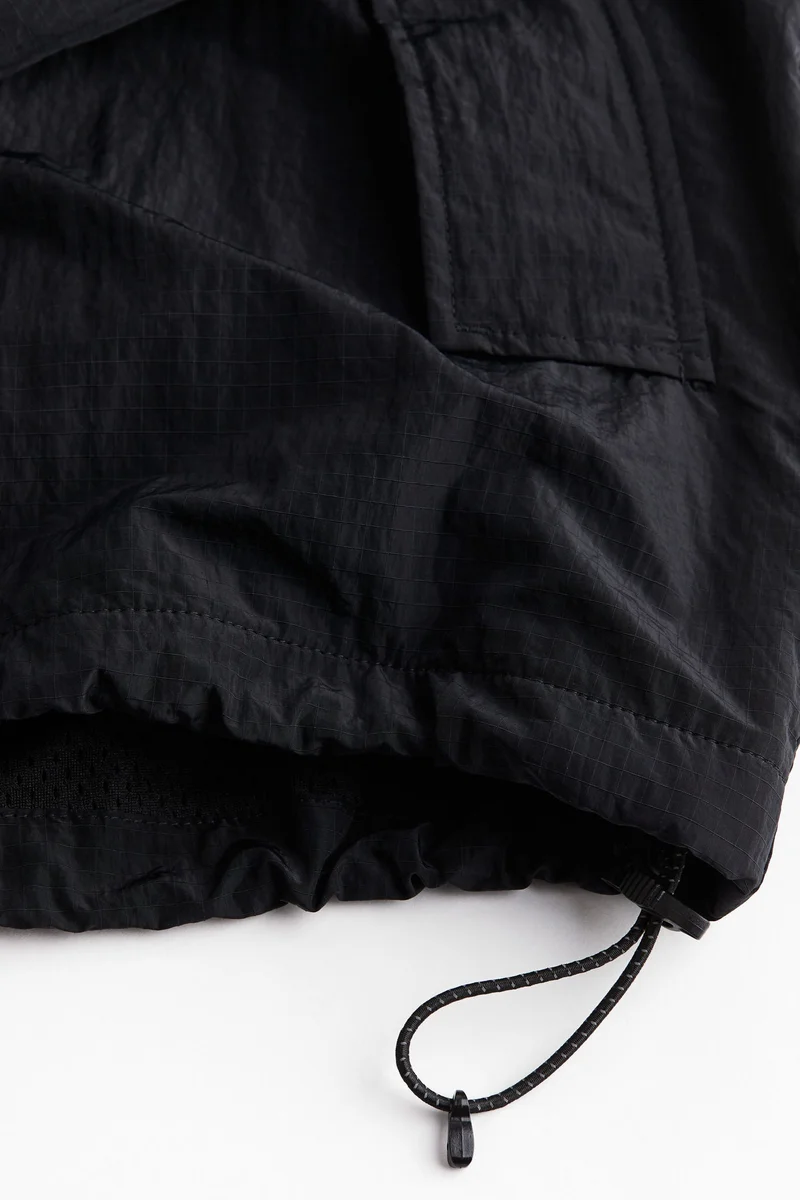 اتش اند ام معطف أنوراك من النايلون بقصّة واسعة