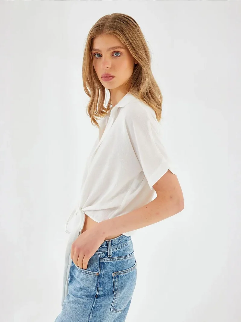 ميكسراي قميص قصير ضيق بياقة على شكل حرف  ورباط