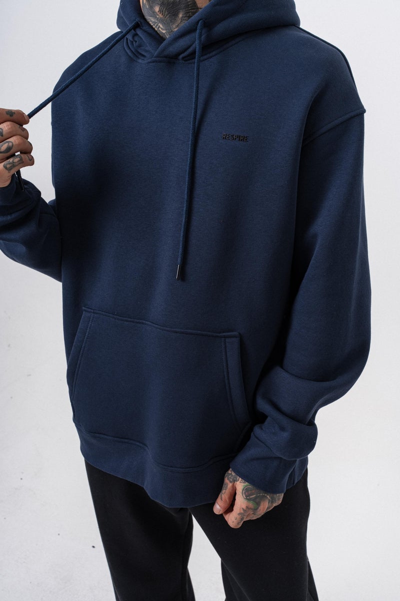 ريسباير هودي رجالي أساسي واسع (Oversize) بغطاء رأس بتفاصيل نص "Respire" لون كحلي - Image 5
