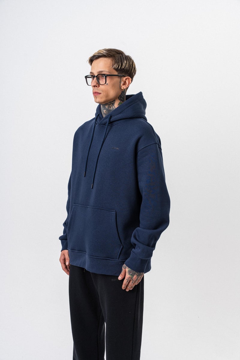 ريسباير هودي رجالي أساسي واسع (Oversize) بغطاء رأس بتفاصيل نص "Respire" لون كحلي - Image 1