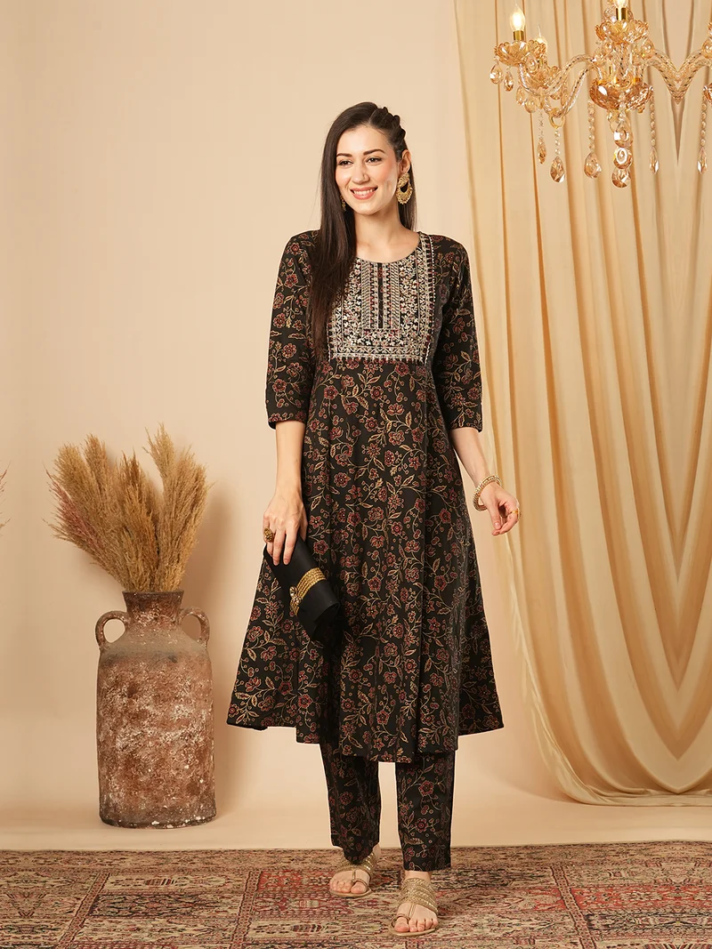 جلو باص Women Floral Embroidered Panelled Pure Cotton Kurta With Trousers