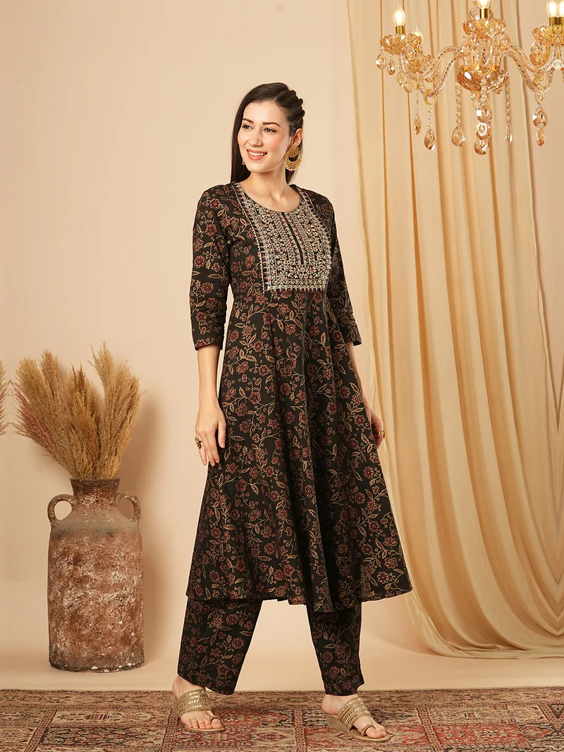 جلو باص Women Floral Embroidered Panelled Pure Cotton Kurta With Trousers