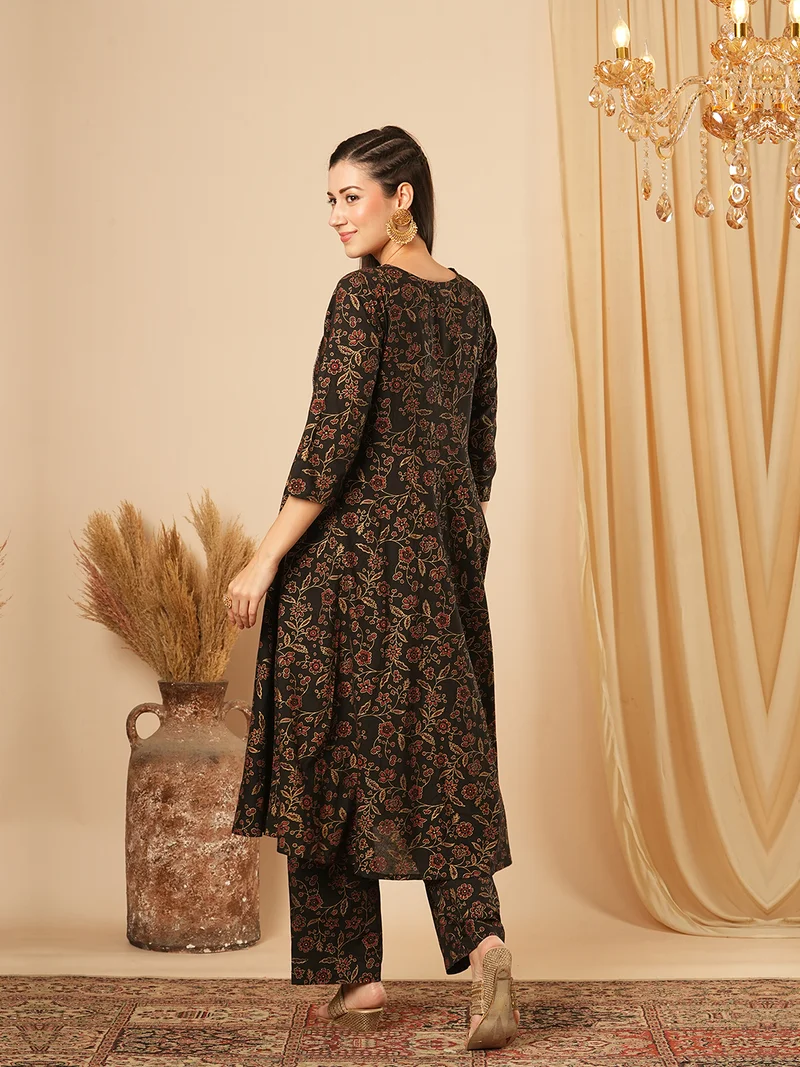 جلو باص Women Floral Embroidered Panelled Pure Cotton Kurta With Trousers