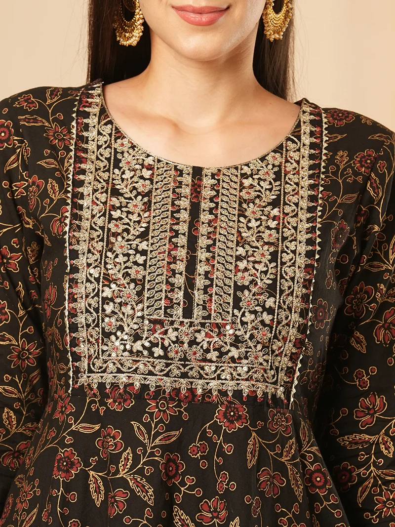 جلو باص Women Floral Embroidered Panelled Pure Cotton Kurta With Trousers