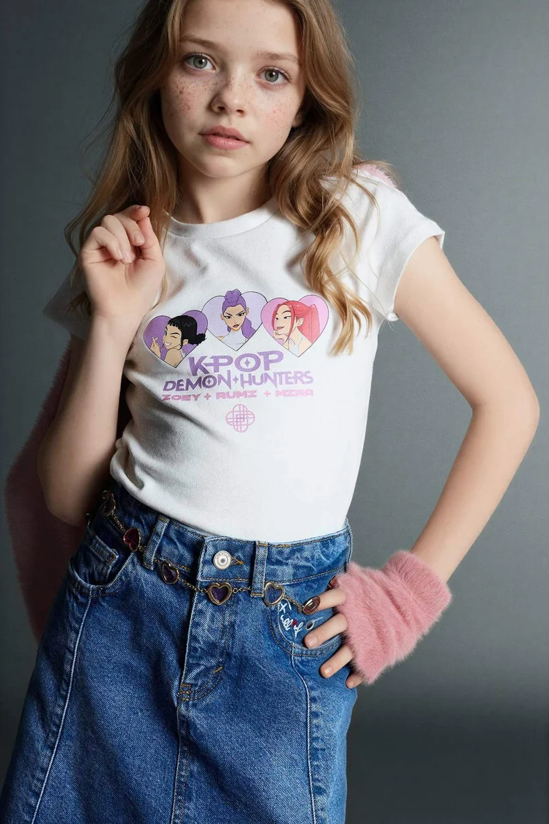 ديفاكتو Girl Kpop - Demon Hunters Ribbed T-Shirt