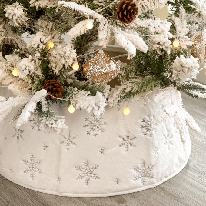 FAUX FUR CHRISTMAS TREE COLLAR RUSTIC WHITE LUXURY PLUSH FUR CHRISTMAS TREE COLLARS WITH SLIVER SNOWFLAKE SEQUINS PATTERN SIZE ADJUSTABLE FARMHOUSE MODERN XMAS TREE SKIRT FOR CHRISTMAS HOME DECOR