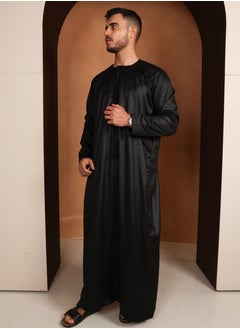 ييجو من مريم Kandora Zayd – Classic Black Emirati kandora | Thobes – Ebony Satin | Traditional Elegance & Comfort  - Image 3