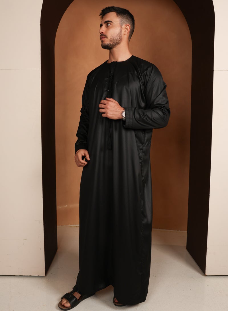 ييجو من مريم Kandora Zayd – Classic Black Emirati kandora | Thobes – Ebony Satin | Traditional Elegance & Comfort  - Image 3