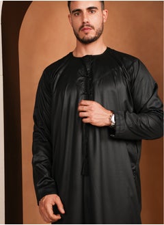 ييجو من مريم Kandora Zayd – Classic Black Emirati kandora | Thobes – Ebony Satin | Traditional Elegance & Comfort  - Image 4