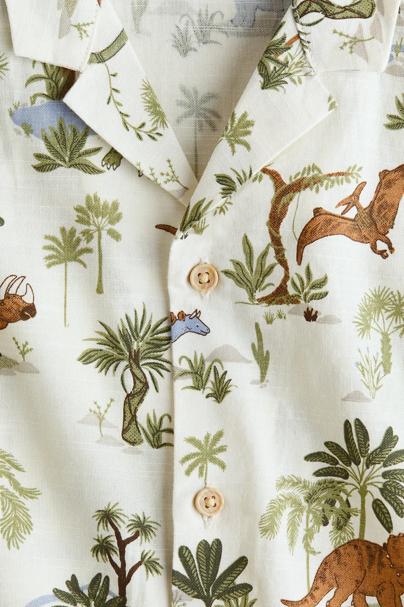 اتش اند ام قميص بياقة ريزورت مزيّن بطبعة