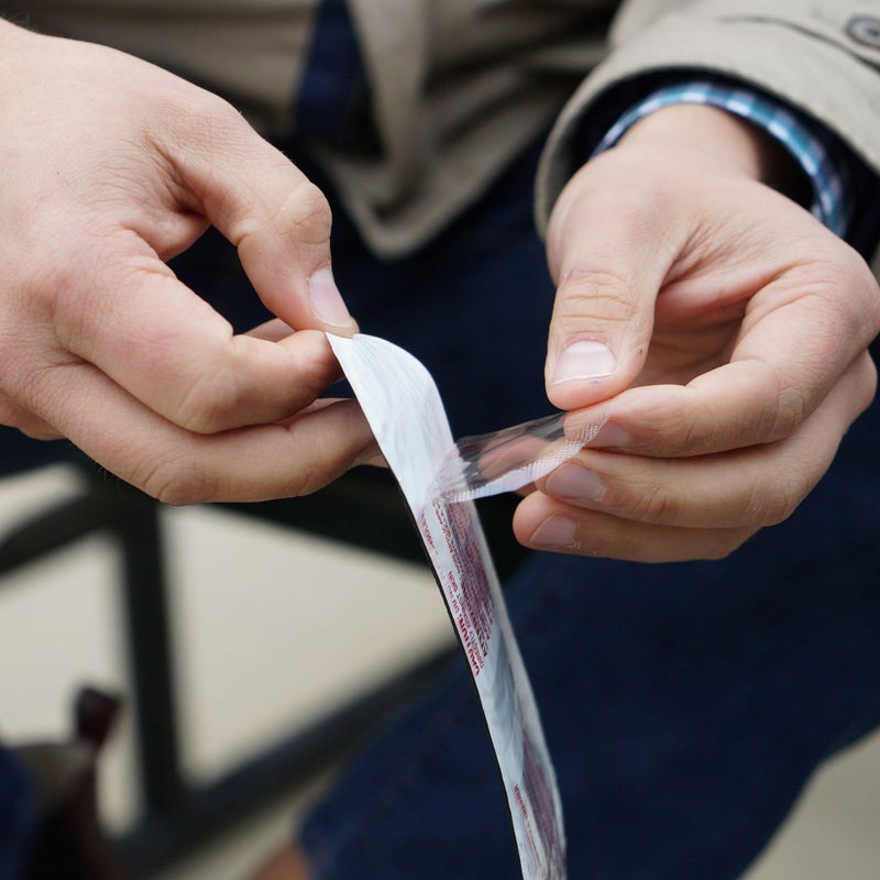 HotHands سخانات القدم الداخلية هوت هاندز - تدفئة طبيعية آمنة تدوم طويلاً بدون رائحة - تصل إلى 9 ساعات من الحرارة - 16 زوج، أسود - Image 5