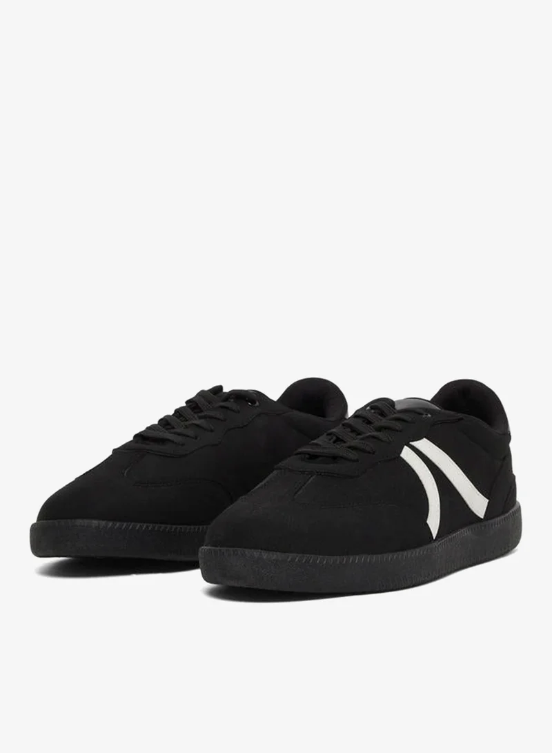 ستايلي حذاء رياضي من الشمواه بتفاصيل مخططة ورباط