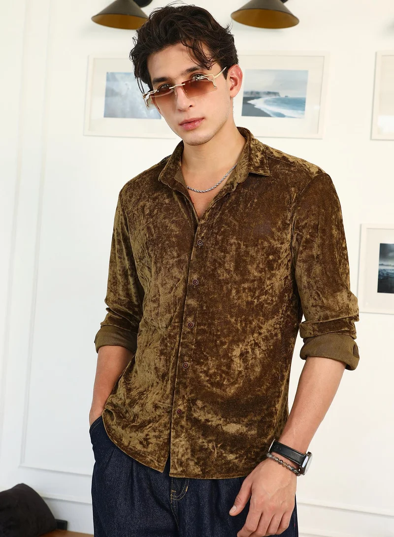 كامبوس سوترا Campus Sutra Men's Coffee Brown Solid Velvet Shirt | Tailored Fit Full Sleeve Point Collar Solid Pattern | Premium Velvet Fabric & Woven Design For Club & Casual Wear
