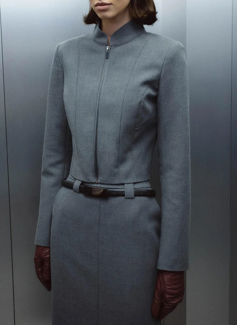 ليتشي سترة ملائمة ذات صف واحد من الأزرار وسحاب