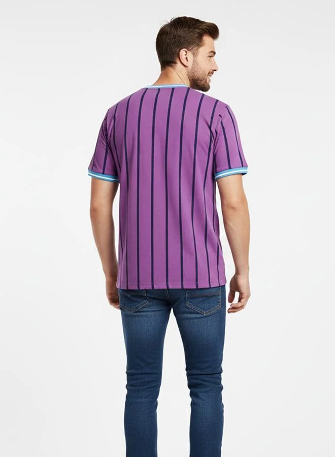 تايك تو تيشيرت مخطط بطبعة جرافيك وياقة دائرية