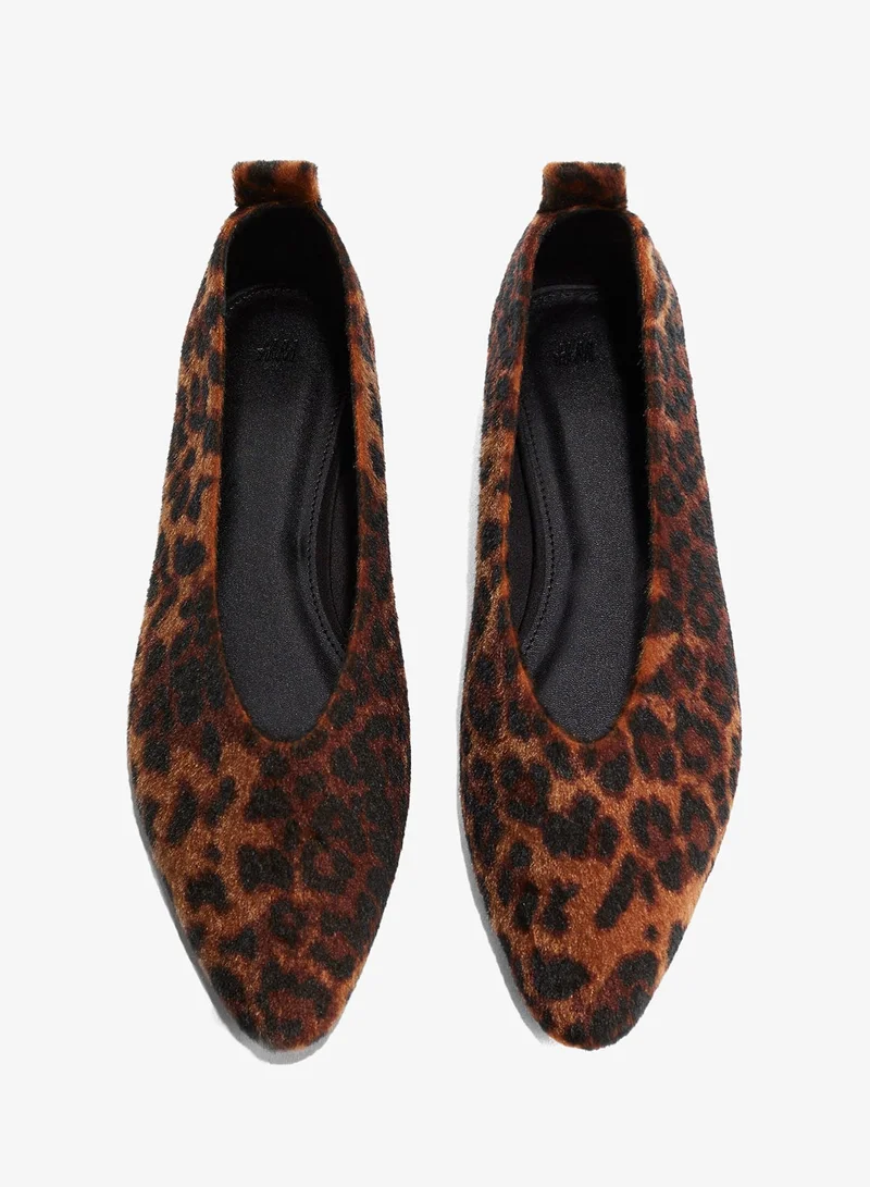 اتش اند ام حذاء باليه بمقدمة مدببة