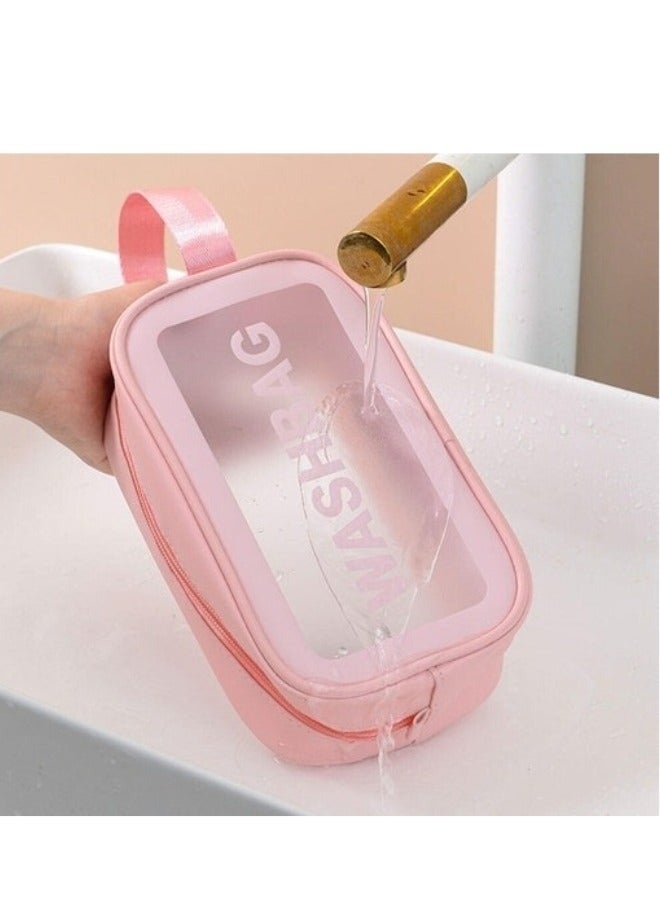 حقيبة مكياج محمولة حقيبة سفر شفافة لمستحضرات التجميل منظم مستحضرات التجميل تحمل كلمه واش باج المقاوم للماء وحقيبة مستحضرات التجميل المزودة بسحاب 24×7×14سم (وردى) - Image 3