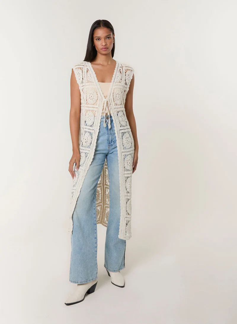 بلو فانيلا كارديجان كروشيه بتفاصيل ربطة أمامية