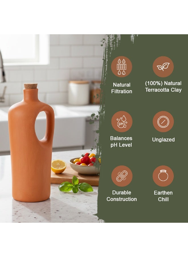 ارك زجاجة ماء من آرك ميزون تيراكوتا | زجاجة ترطيب من الطين الطبيعي بمقبض وغطاء من الفلين | مصنوعة يدويًا | صديقة للبيئة | غير مصقولة | مستدامة | زجاجة طينية ذاتية التبريد | سعة ١٫٥ لتر - Image 4