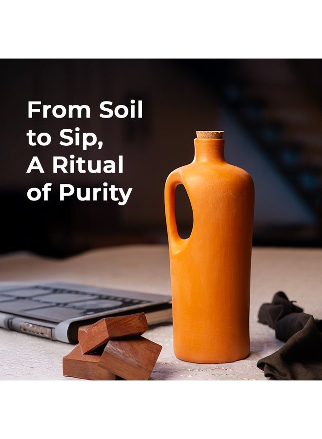 ارك زجاجة ماء من آرك ميزون تيراكوتا | زجاجة ترطيب من الطين الطبيعي بمقبض وغطاء من الفلين | مصنوعة يدويًا | صديقة للبيئة | غير مصقولة | مستدامة | زجاجة طينية ذاتية التبريد | سعة ١٫٥ لتر - Image 3