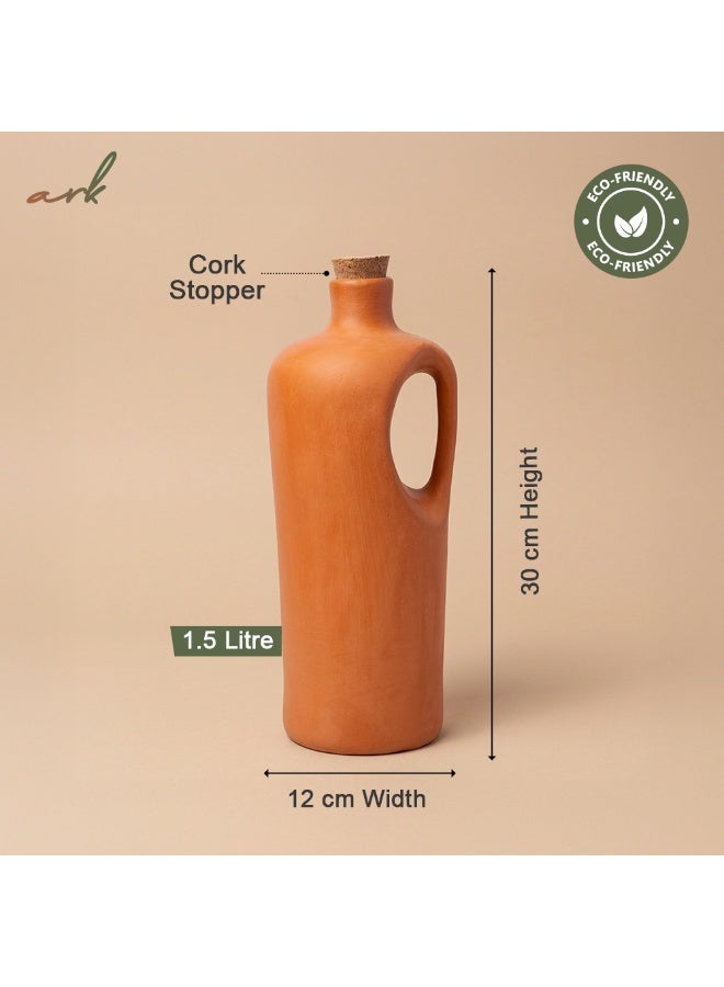 ارك زجاجة ماء من آرك ميزون تيراكوتا | زجاجة ترطيب من الطين الطبيعي بمقبض وغطاء من الفلين | مصنوعة يدويًا | صديقة للبيئة | غير مصقولة | مستدامة | زجاجة طينية ذاتية التبريد | سعة ١٫٥ لتر - Image 2