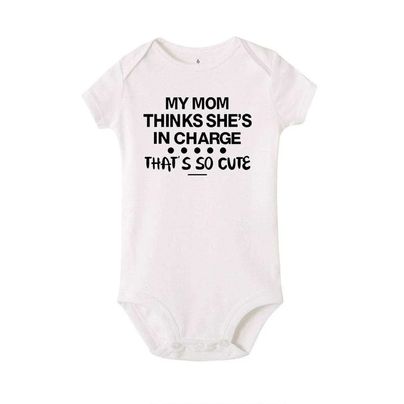 Matching Family Outfits Funny Baby Bodysuit “My Mom Thinks She’s in Charge That’s So Cute” – Soft Cotton Infant Romper, Short Sleeve Newborn Onesie, Unisex Baby Outfit, Cute Humor Gift for Boys & Girls