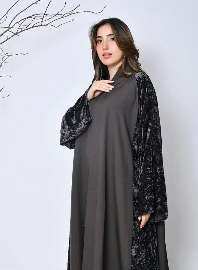 عبايات حوراء عباية شتوية رمادية مخملية فاخرة – تصميم راقٍ من عبايات حوراء