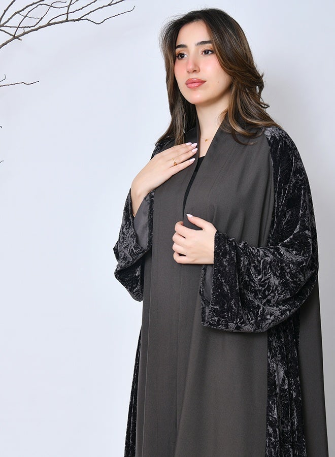 عبايات حوراء عباية شتوية رمادية مخملية فاخرة – تصميم راقٍ من عبايات حوراء - Image 4