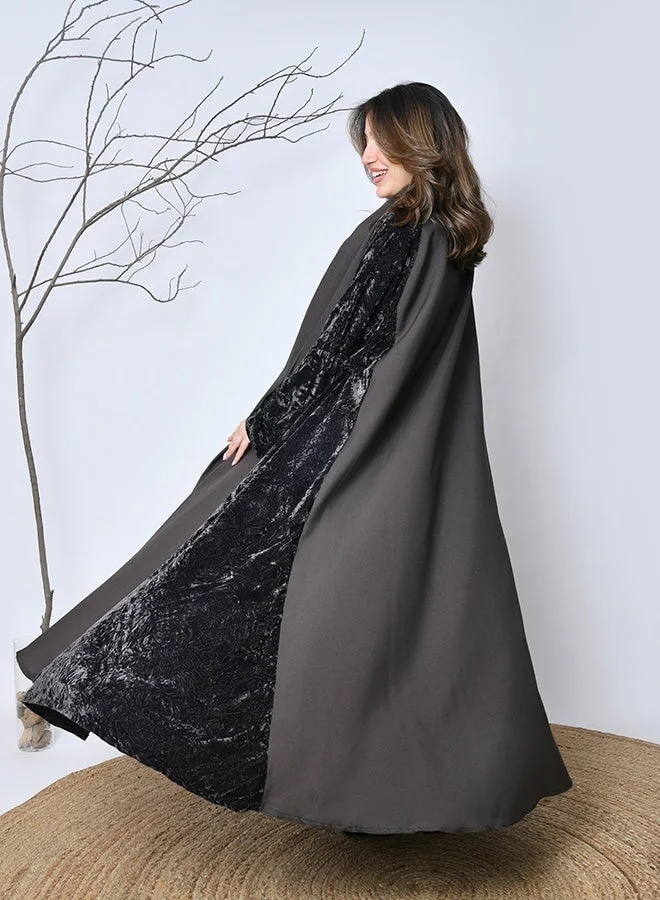 عبايات حوراء عباية شتوية رمادية مخملية فاخرة – تصميم راقٍ من عبايات حوراء