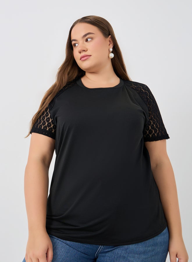 Styli Styli Plus Size Solid Lace Short Sleeve Longline T-Shirt  - Image 3
