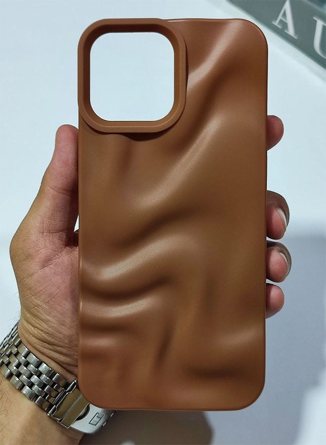جراب فاخر مطفي متوافق مع هاتف ايفون 15 برو ماكس، غطاء حماية بتصميم مموج ثلاثي الأبعاد، خامة قوية للحماية من الصدمات والخدوش، ملمس مريح ومظهر عصري - بني - Image 1