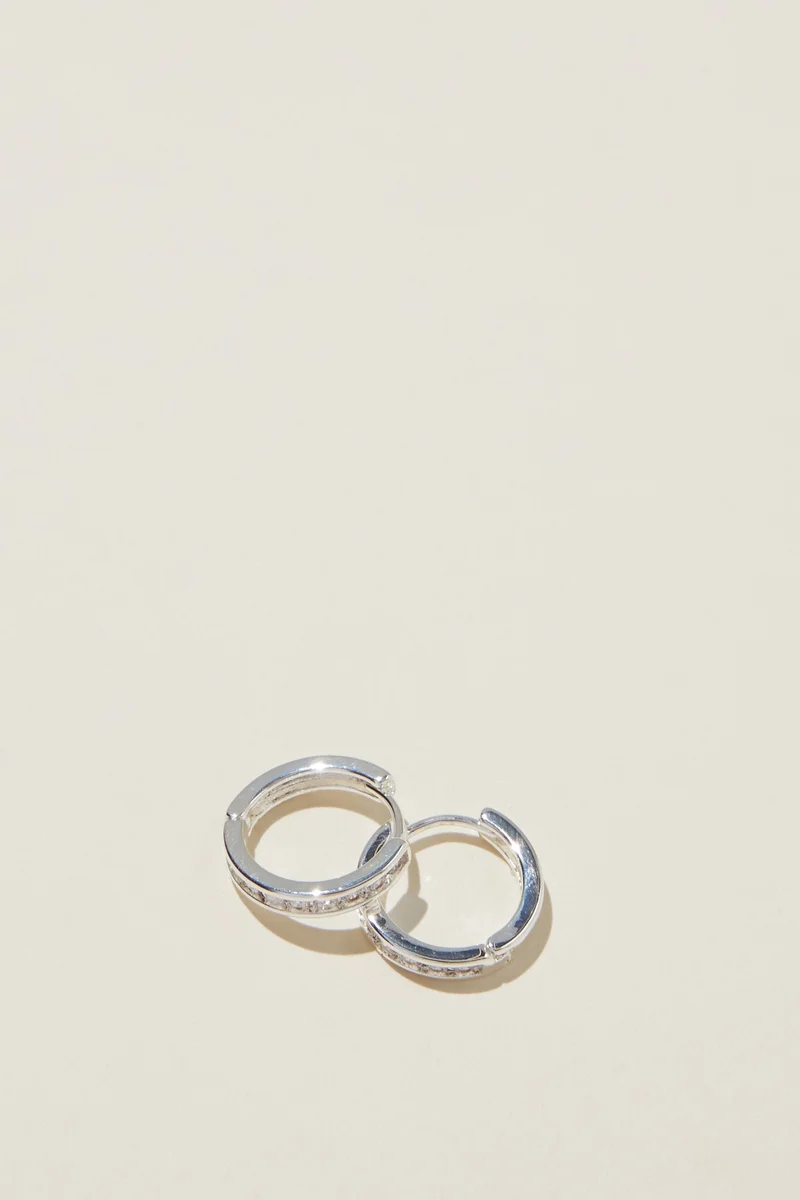 روبي قرط صغير دائري