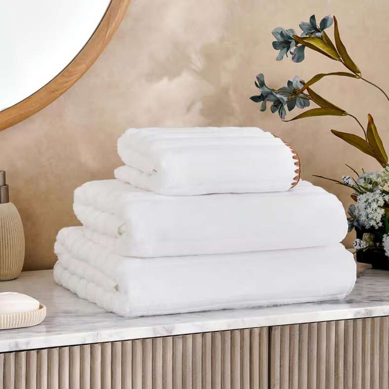 Pan Home منشفة استحمام بيضاء بتصميم مضلع بدون لف - Image 3