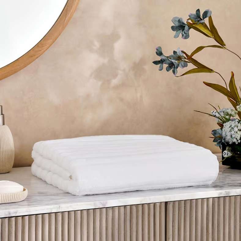 Pan Home منشفة استحمام بيضاء بتصميم مضلع بدون لف - Image 1