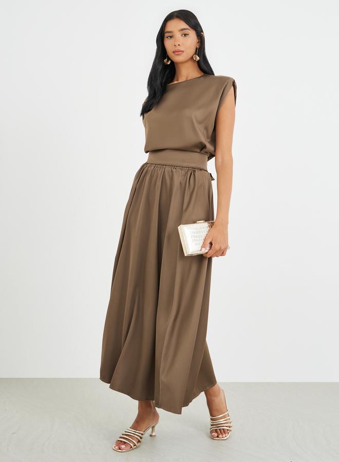 تايك تو طقم بلوزة بدون أكمام صلبة وتنورة ميدي مطوية - Image 1