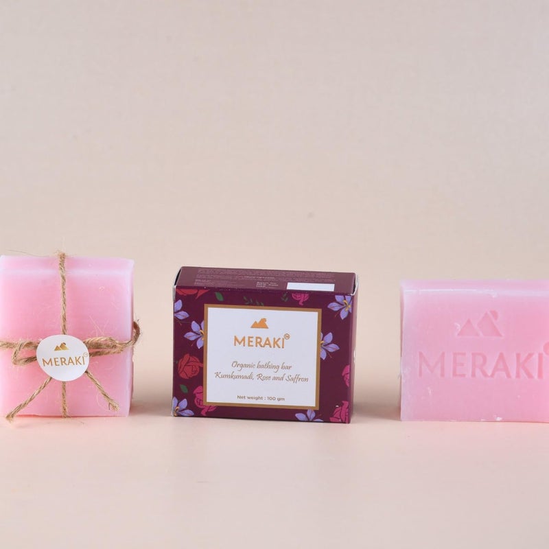 Meraki بار الاستحمام العضوي MERAKI - كومكومادي، ورد، وزعفران لبشرة متألقة | صابون عشبي أيورفيدي | صابون لتفتيح وترطيب البشرة للوجه والجسم 100 جرام - Image 3