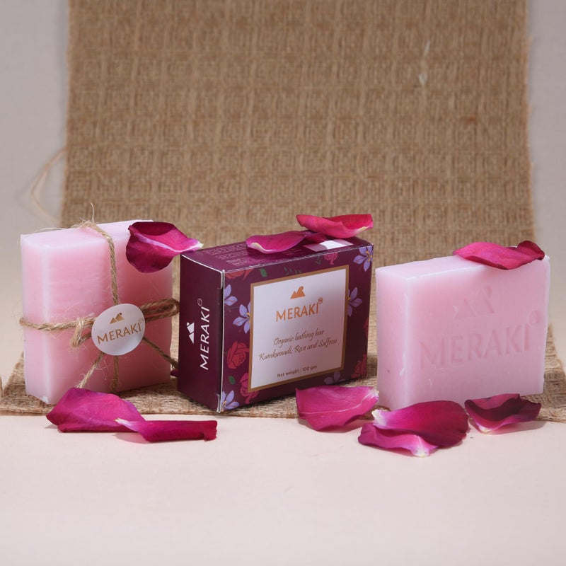 Meraki بار الاستحمام العضوي MERAKI - كومكومادي، ورد، وزعفران لبشرة متألقة | صابون عشبي أيورفيدي | صابون لتفتيح وترطيب البشرة للوجه والجسم 100 جرام - Image 2