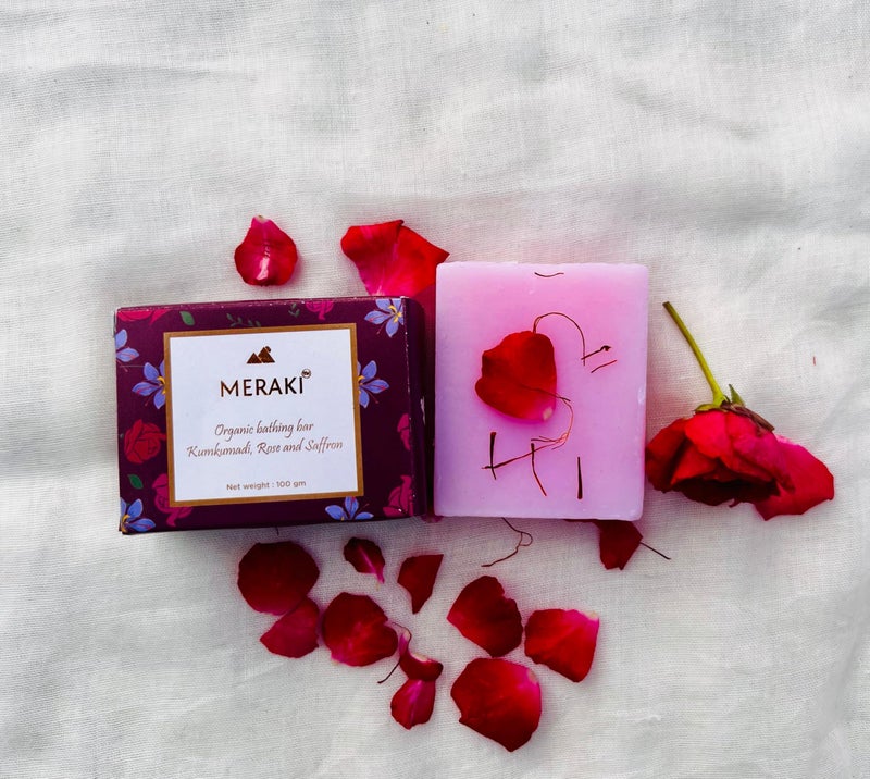 Meraki بار الاستحمام العضوي MERAKI - كومكومادي، ورد، وزعفران لبشرة متألقة | صابون عشبي أيورفيدي | صابون لتفتيح وترطيب البشرة للوجه والجسم 100 جرام - Image 4