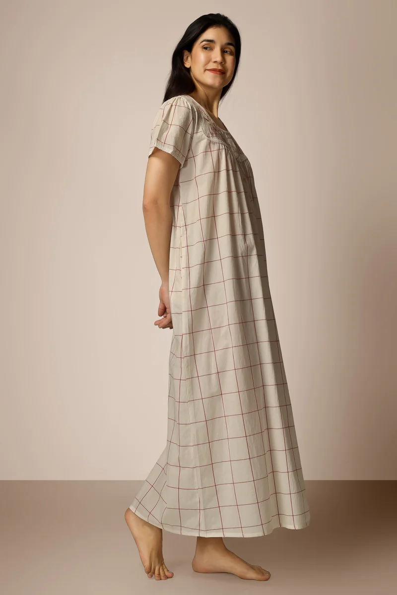 After Dark Rene, Offwhite Nightdress