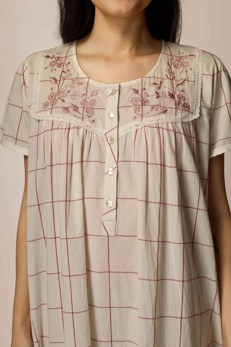 After Dark Rene, Offwhite Nightdress