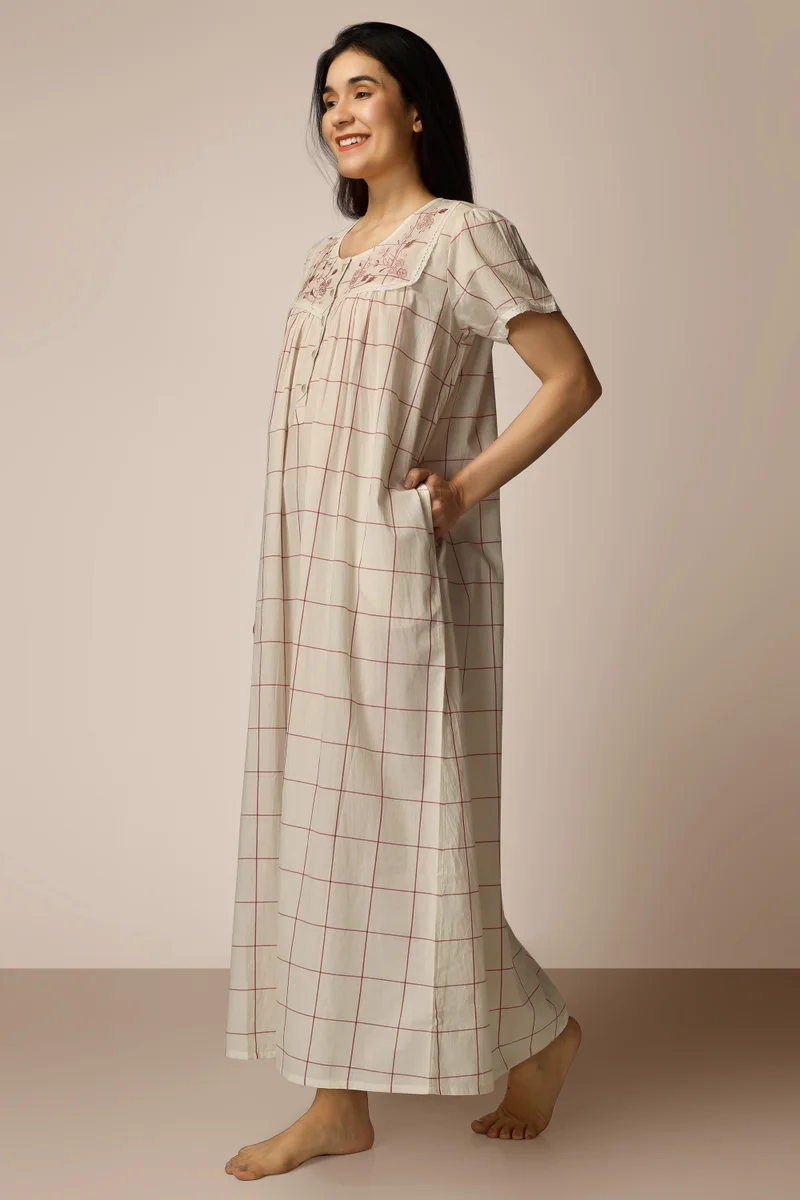 After Dark Rene, Offwhite Nightdress