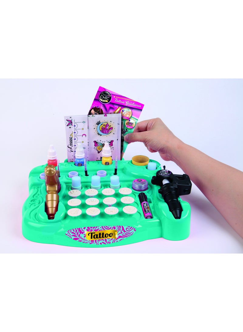 Clementoni كليمنتوني كريزي شيك مختبر الوشم الخاص بي | مجموعة الوشم | آمنة على البشرة وغير سامة | افعلها بنفسك | لعب تمثيلي | فنون وحرف | فن الجسم المؤقت | سهل التطبيق | ينمي المهارات الحركية الدقيقة والإبداع | ملون وقابل للتخصيص | عصري | هدية مثالية لعشاق الوشم والأزياء! - Image 2