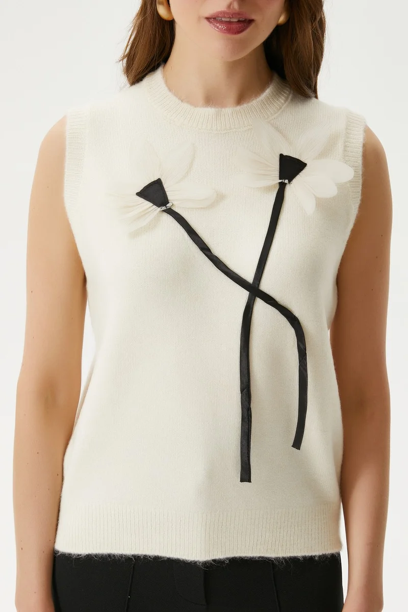 ريتنيس Women's Flower Detail Cream Knit Sweater