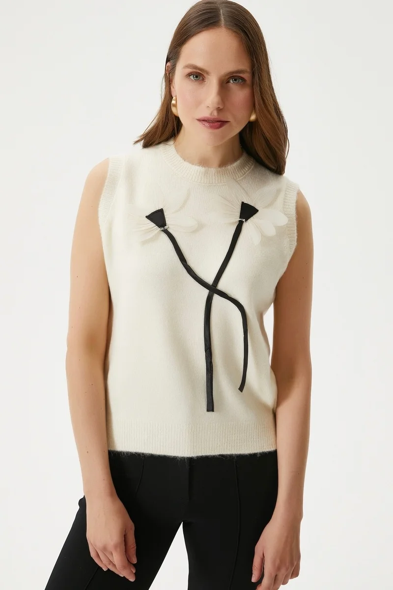ريتنيس Women's Flower Detail Cream Knit Sweater