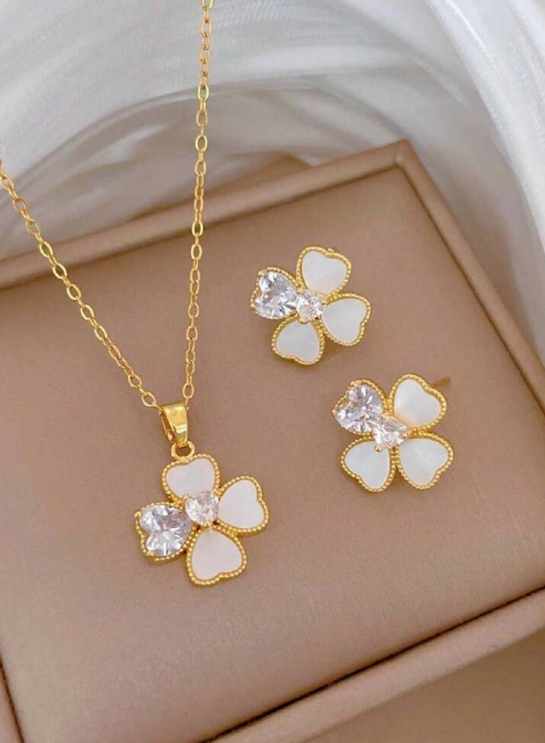 جوليري بالاس طقم اكسسوارات قلادة وحلق نسائي من الاستانلس ستيل المطلي باللون الذهبي - Image 1