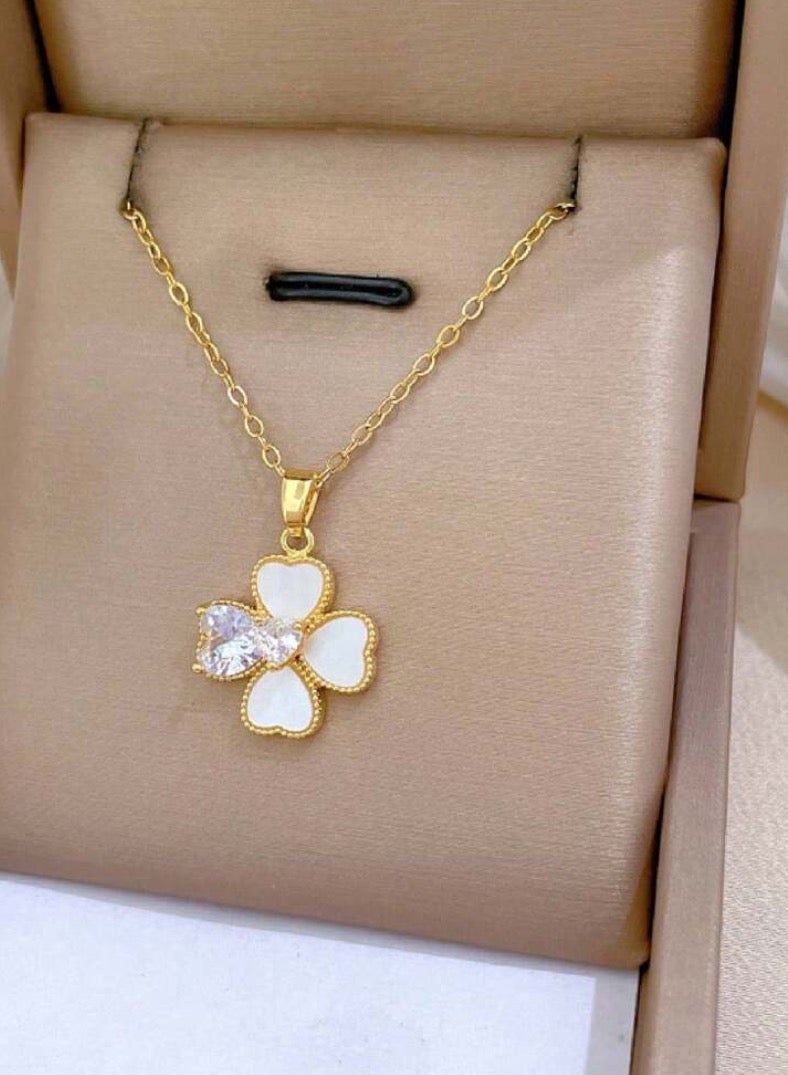 جوليري بالاس طقم اكسسوارات قلادة وحلق نسائي من الاستانلس ستيل المطلي باللون الذهبي - Image 2